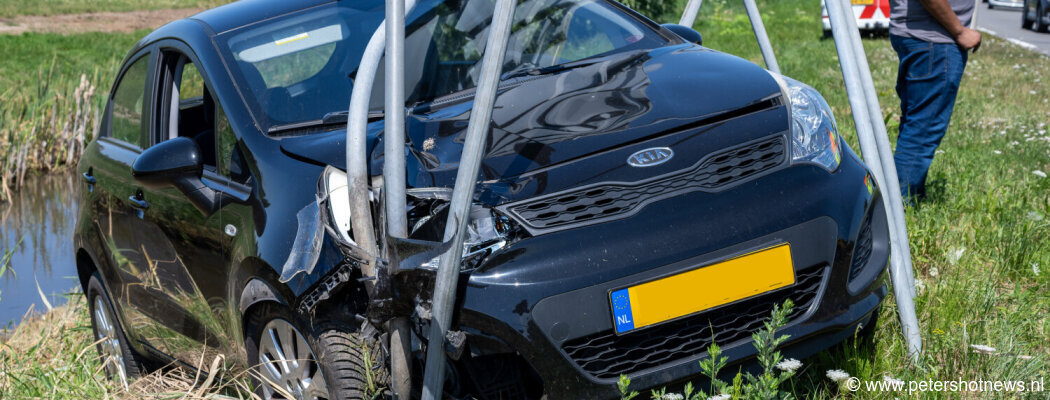 Auto ramt verkeersbord langs N201 Amstelhoek