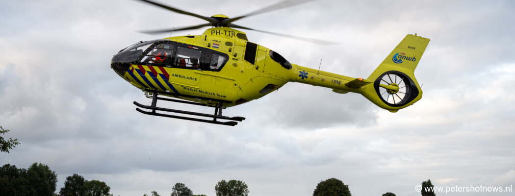 Traumahelikopter landt in Mijdrecht voor gevallen man