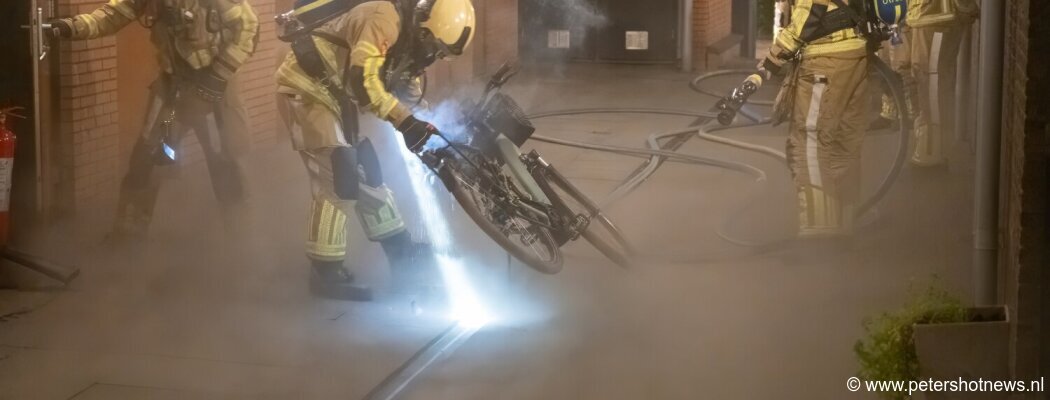 Elektrische fietst vliegt in brand in opslagbox Wilnis