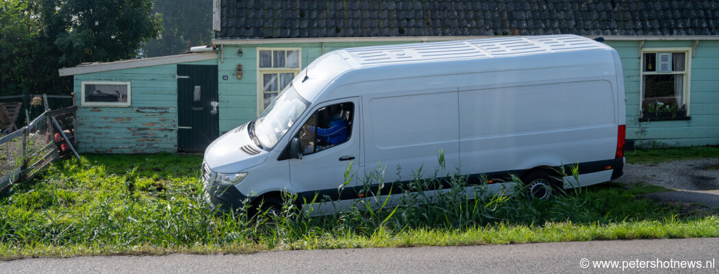 Bestelbus verzakt bij oud huisje in Mijdrecht