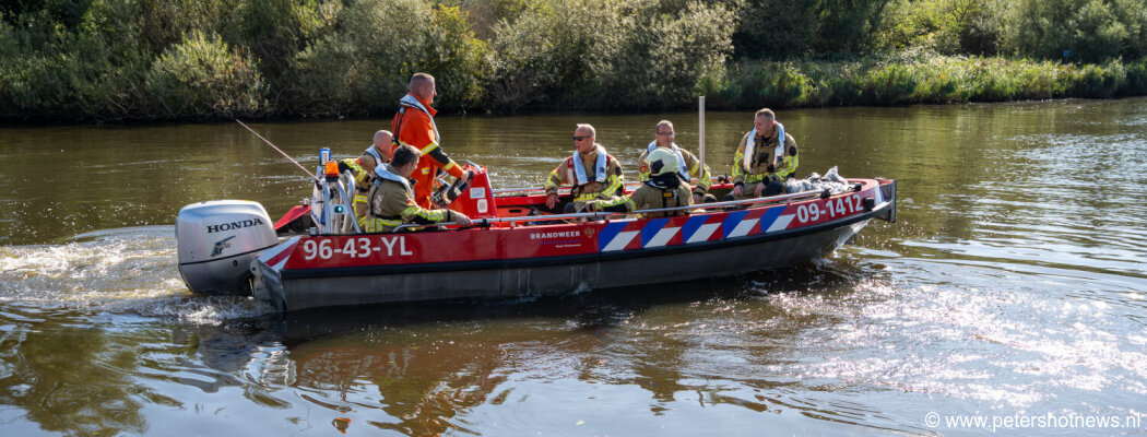De brandweerlieden worden per boot naar de brand gebracht