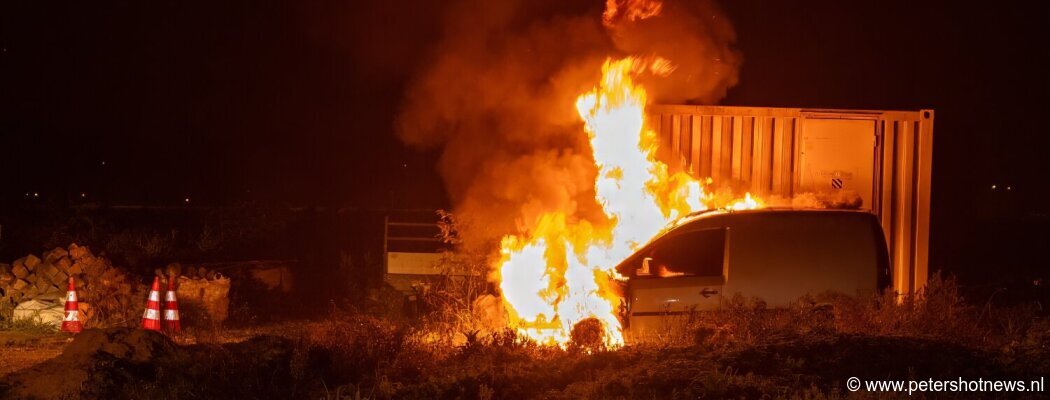 Brandweer Wilnis in actie voor autobrand Mijdrechtse Dwarsweg