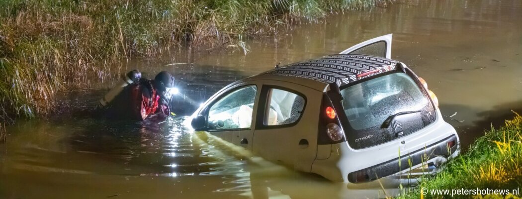Auto ramt bosschages, lantaarnpaal en raakt te water N201 Mijdrecht