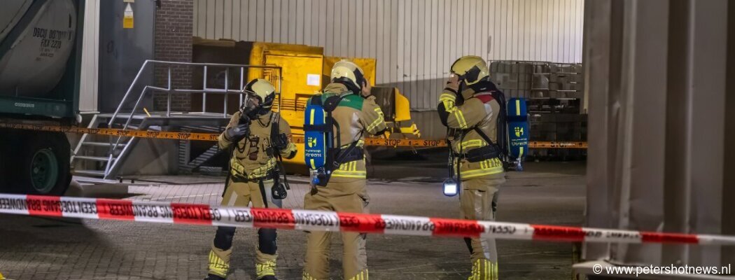 Kaliumhydroxide lekt bij bedrijf in Mijdrecht, brandweer doet onderzoek