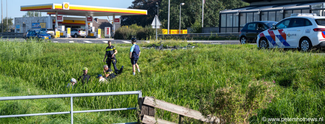 Man rolt met scootmobiel sloot in langs N201, wielrenners redden man