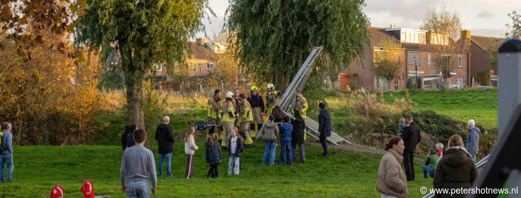Brandweer bevrijdt kindje uit speeltoestel Wilnis