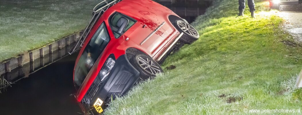 Bestelbusje te water in Waverveen