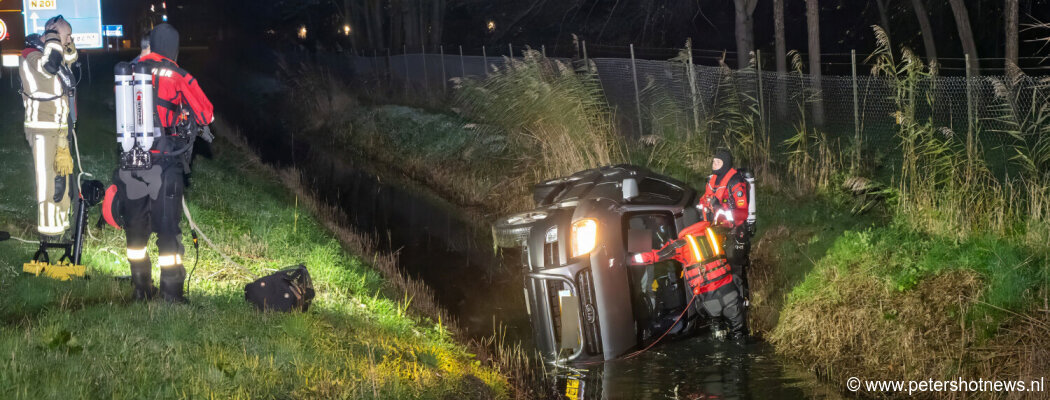 Auto te water N201 Mijdrecht, brandweer redt vrouw