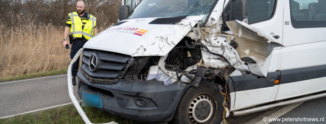 Taxibus botst op vrachtwagen N201 Vinkeveen
