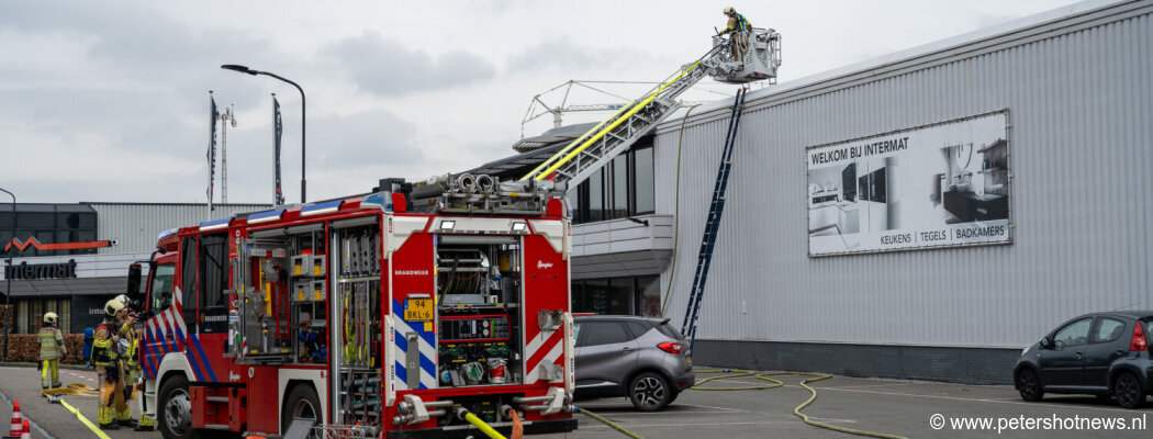 Enorme brandweerinzet bij brand op dak in Mijdrecht