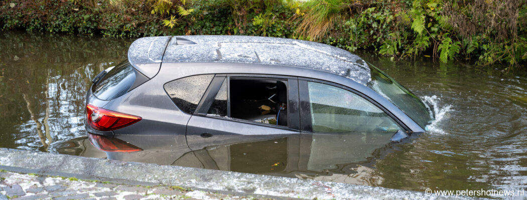 Vrouw rijdt vooruit water in uit parkeervak Kockengen