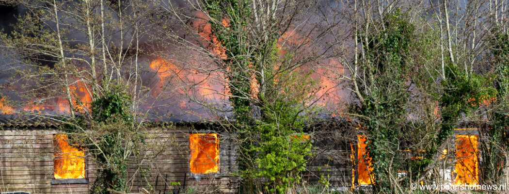 Grote brand in schuur langs N201 Vinkeveen, weg dicht