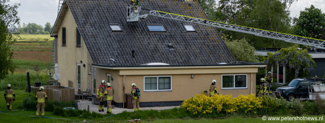 Brandweer in actie voor brand in dak Waverveen