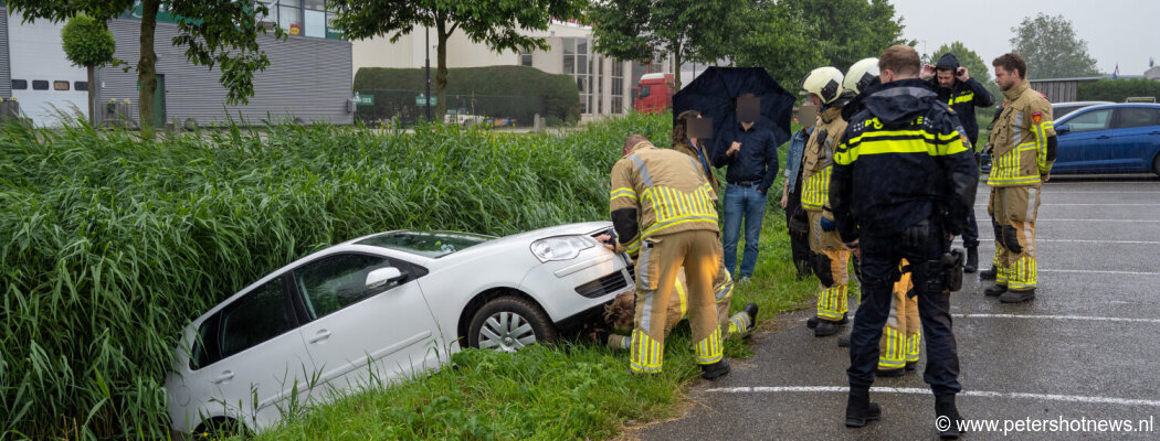Auto rolt sloot in van parkeerplaats Mijdrecht