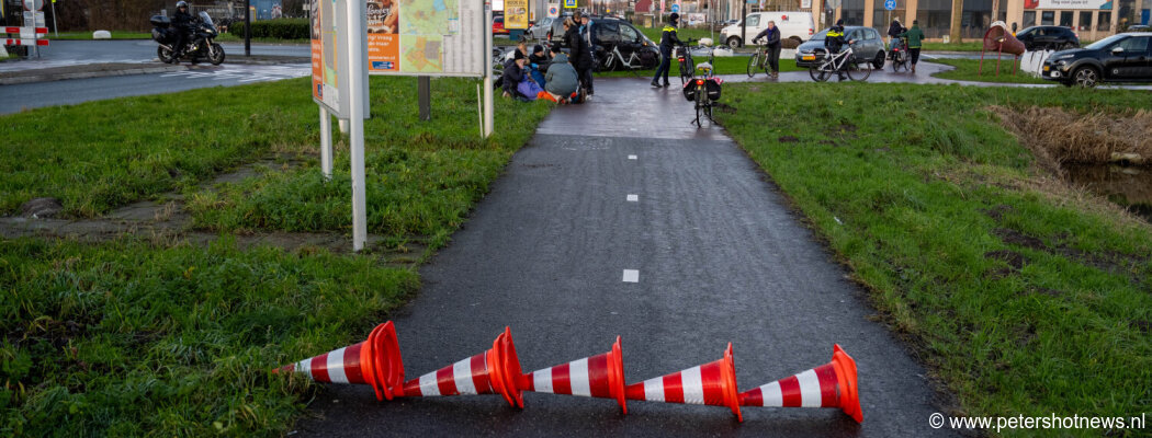 Glijpartijen door spekglad rood asfalt in Wilnis