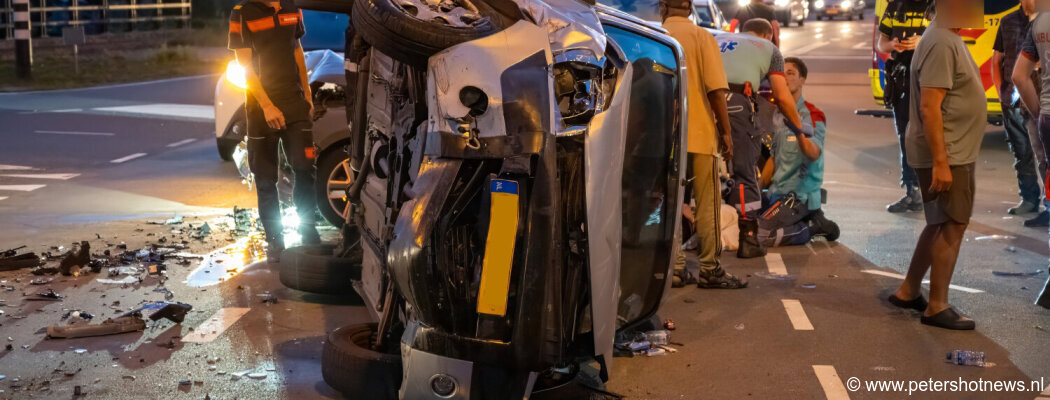 Auto op z'n kant bij ongeluk N201 Amstelhoek