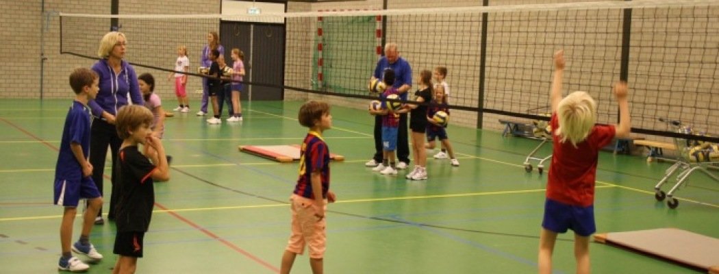 De Pijlstaartschool geeft de aftrap van het volleybalproject op school