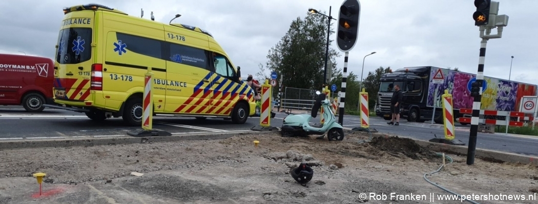 Scooterrijder geschept door lijnbus Poelweg De Kwakel