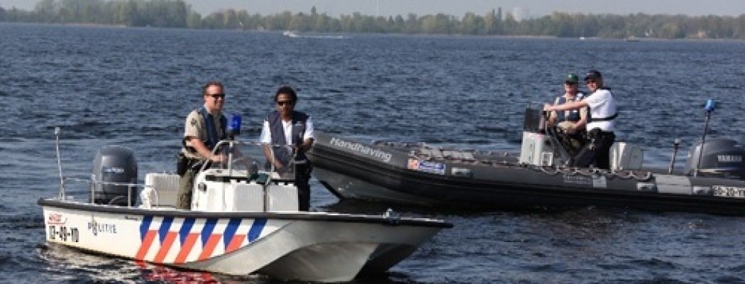 Agenten vorderen boot voor achtervolging in Vinkeveen