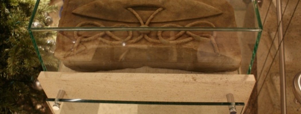 De gevelsteen met daarop afgebeld de kardinaalshoed in de hal van het gemeentehuis