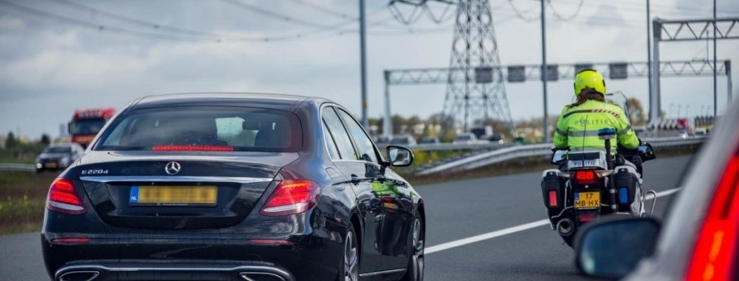 Politie-achtervolging met hoge snelheid start in Aalsmeer: verdachte crasht