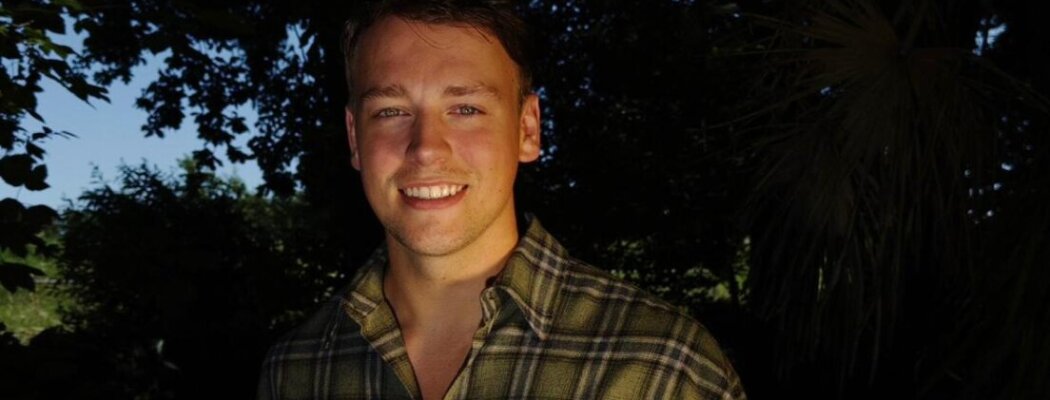 Zanger Ramon Fortier te gast bij ‘Door de Mangel’