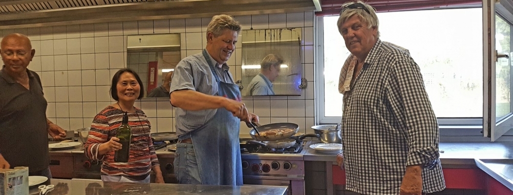 Rotaryclub Vinkeveen-Abcoude bakt pannenkoeken in de Merenhof