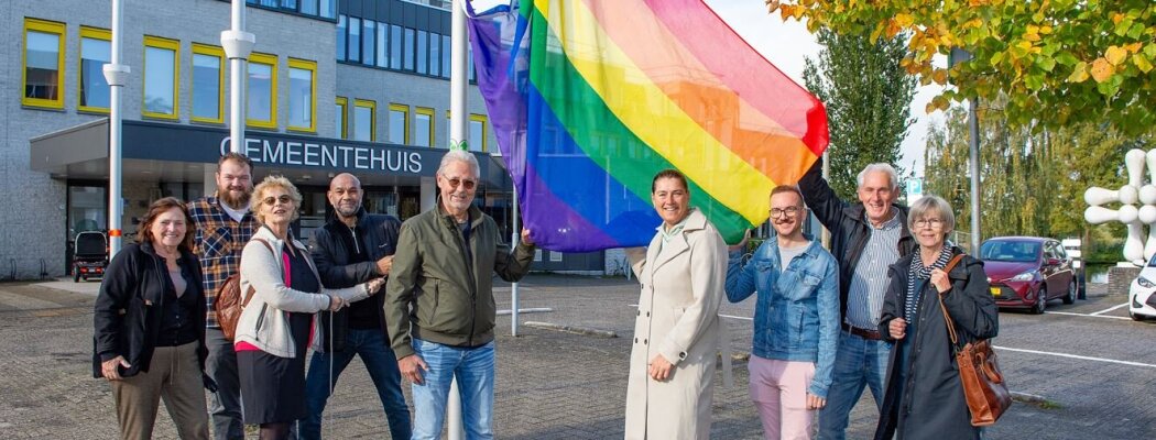 Regenboogvlag voor jaarlijkse Coming Out Day