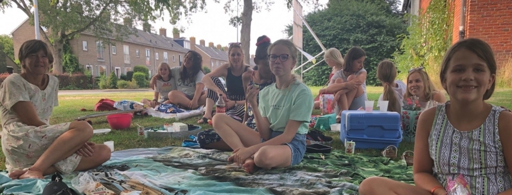 Wethouder Zijlstra picknickt met ‘Girlpower’ meiden