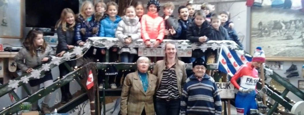 Twistvliedschool groep 5 geniet in het schaats- mutsmuseum