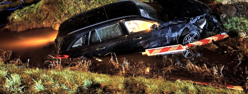 Grote schade na ongeluk op N212: auto crasht in sloot, weg dicht