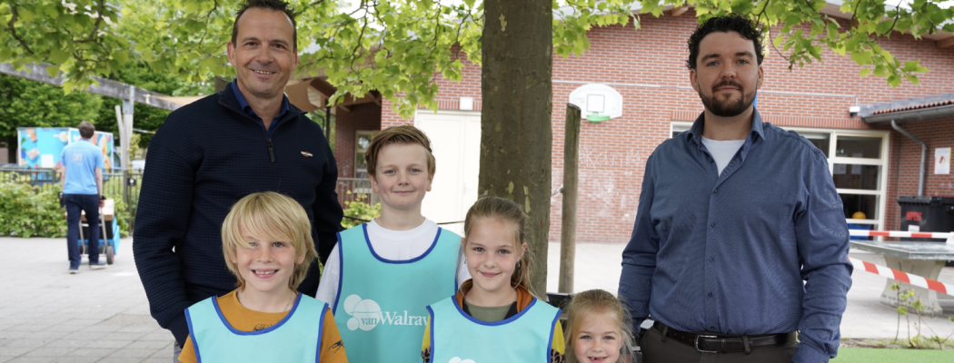 Nieuwe veiligheidshesjes voor basisschool De Fontein dankzij sponsoring Van Walraven
