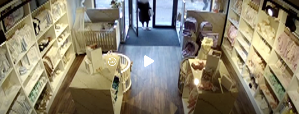 Opvallende roof: peperdure gouden kinderwagen gejat uit babywinkel