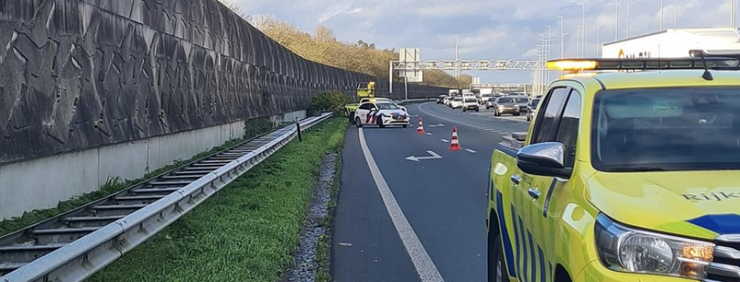 Automobilisten negeren rood kruis op A2 Vinkeveen massaal na pechgeval: 81 boetes