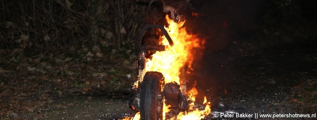 Scooter in brand gestoken in park Van der Haarlaan Mijdrecht