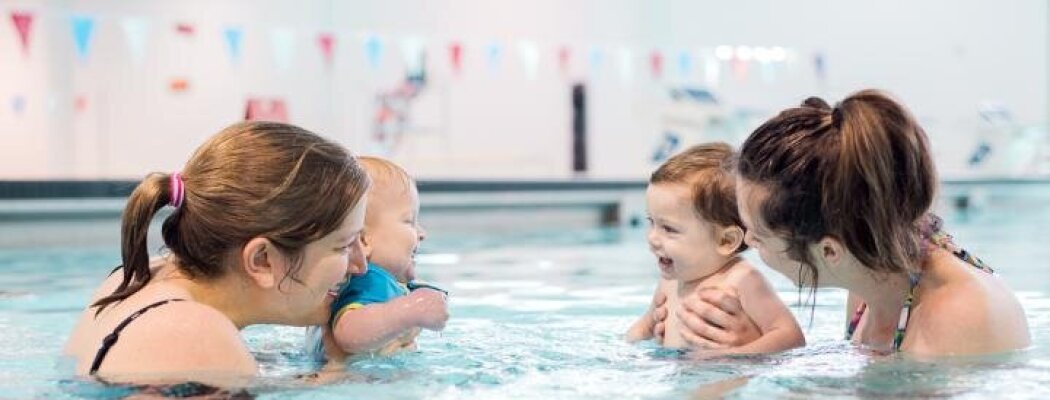 Spetteren in het Veenweidebad met Mama Lokaal Mijdrecht