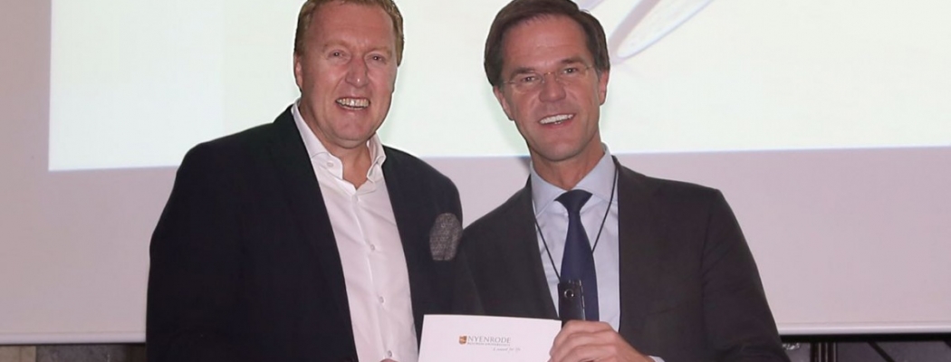 SV Hertha trainer Toine Linders ontvangt diploma Sport Leadership Program van Mark Rutte