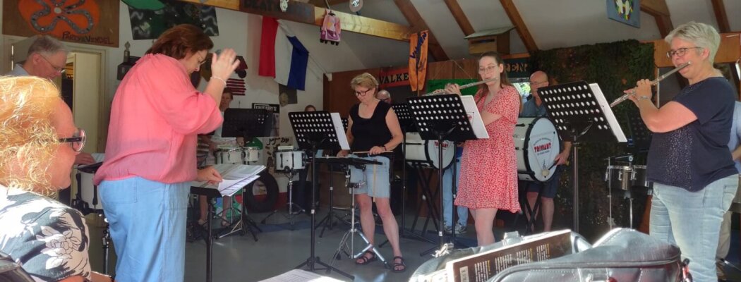Burgemeester Rosan Kocken brengt bezoek aan muziekkorps Triviant