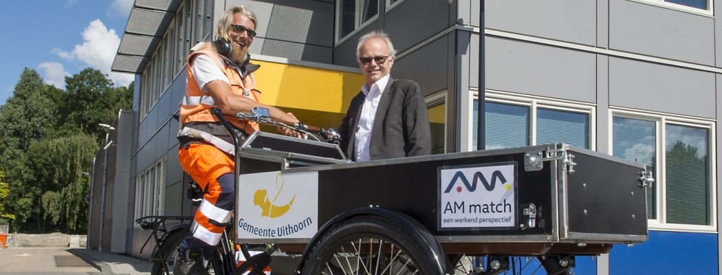 Gemeente Uithoorn reikt elektrische bakfiets uit aan Maurits Niezen