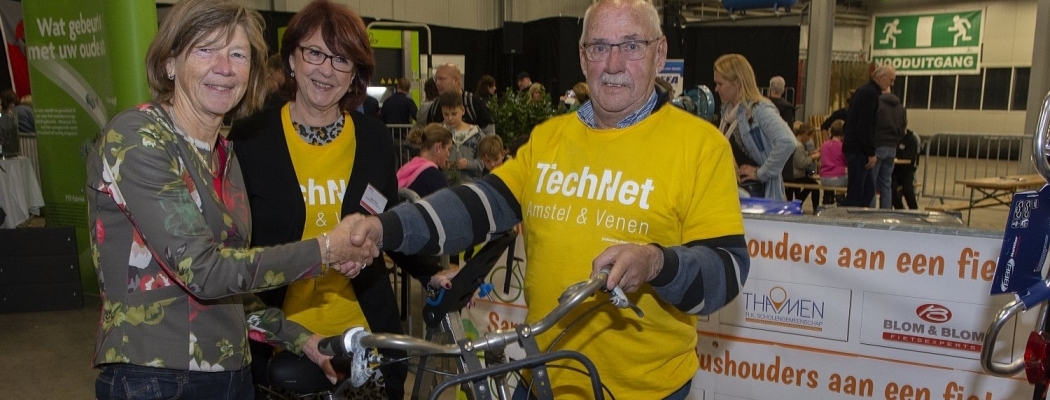 Wethouder Zijlstra neemt symbolisch fiets in ontvangst tijdens Techniek Driedaagse