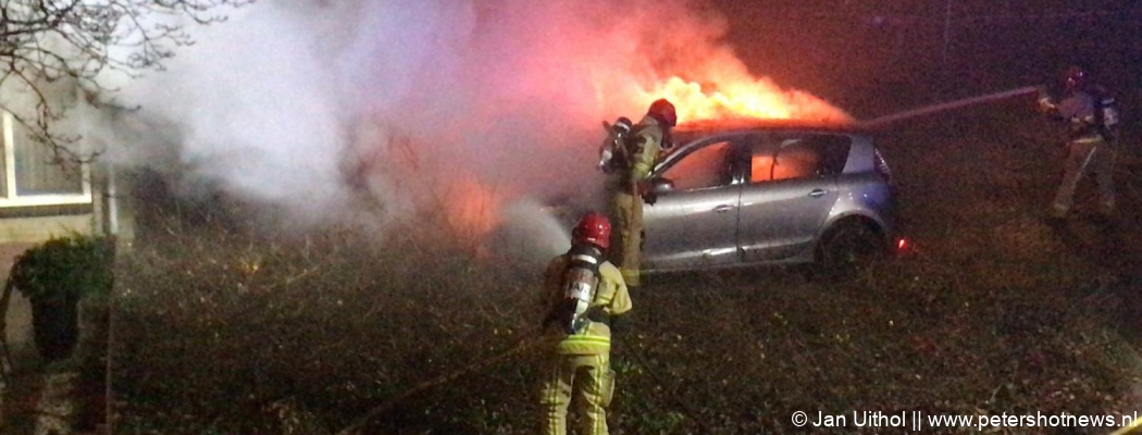 Brandweer blust autobranden in Uithoorn