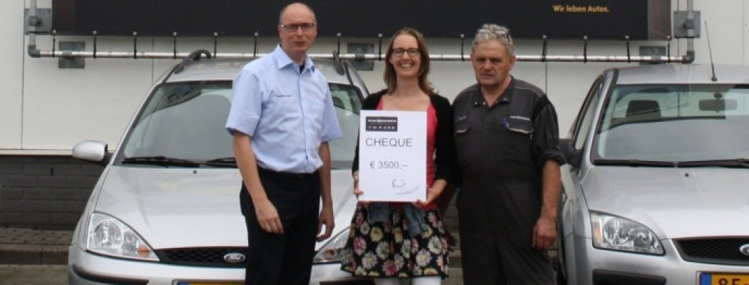 Stichting Omgaan met Pesten ontvangt Cheque van Van Kouwen Automotive in Mijdrecht