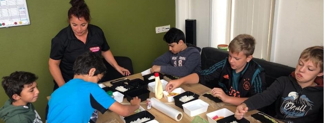 Burgemeester Heiliegers bezoekt sushiworkshop voor kinderen