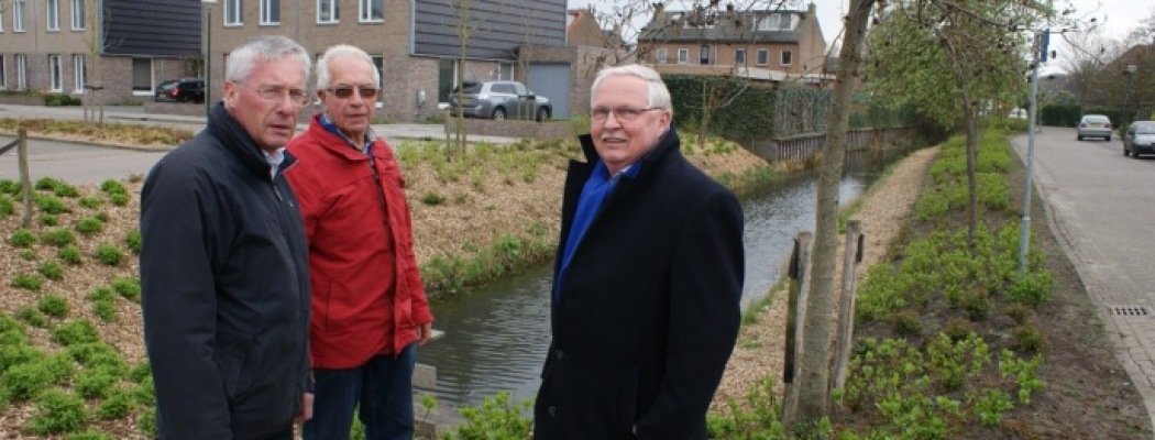 Vlnr: Bert Mimpen, Bert van Walbeek en Kees Schouten bij een van de stukken groen in Baambrugge-oost die door de bewoners wordt onderhouden