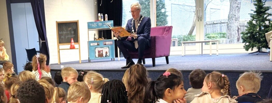 Burgemeester en wethouder lezen voor aan jongsten