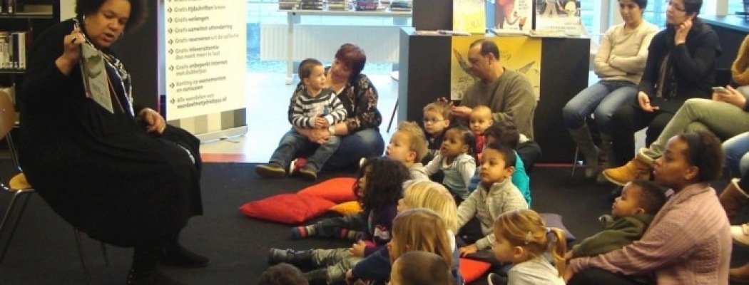 Burgemeester Dagmar Oudshoorn-Tinga leest in bibliotheek Uithoorn voor aan de peuters van de Vuurvliegjes