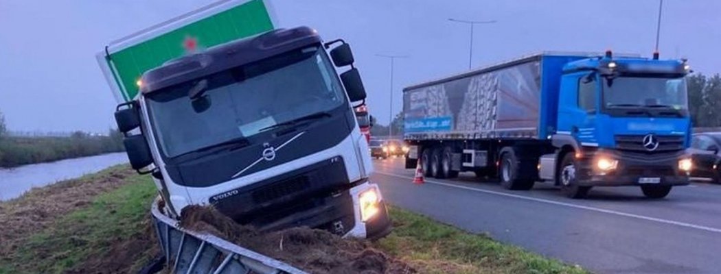 Vrachtwagen vol bier ramt vangrail op A2 bij Abcoude