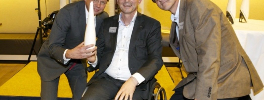 vlnr. Ben Ebbinge en Gert-Jan Stoop (met de award) van Rotary Aalsmeer-Uithoorn en prof. Bernhard Uitdehaag van het MS Centrum Amsterdam