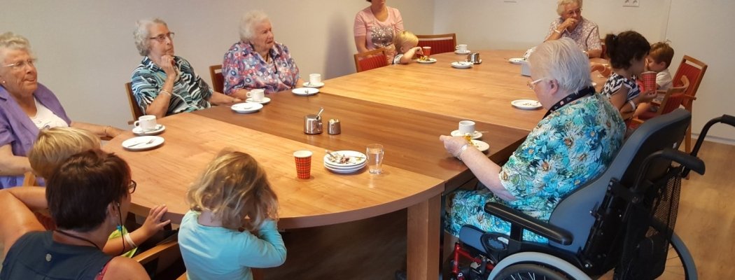 Wethouder Verburg bezoekt Zorgcentrum Aelsmeer voor Week van Achtzaamheid