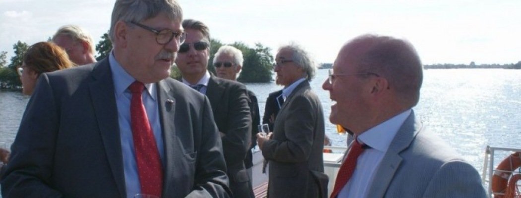 Burgemeester Maarten Divendal (rechts) in gesprek met CvdK Willibrord van Beek (links)